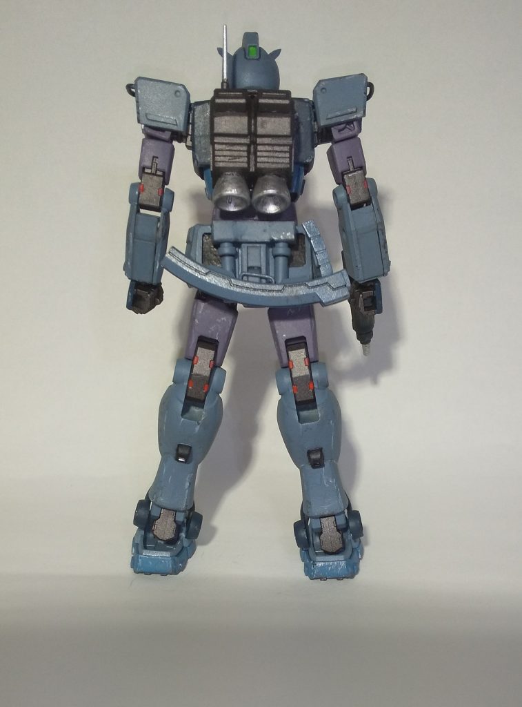 角と肩をカット、武器類はお尻にマウントしました。バックパックは公式改造パーツのキャノンの部品二つをくっつけて作りました。