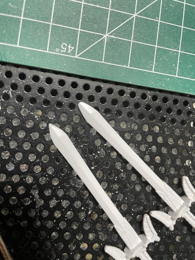 改造、というよりシャープ化したのは肩・足のスパイク、槍・剣の各所、ウイング・バインダーの先端部等。ハンドパーツに表情付きが欲しかったのでビヨンドのものを拝借しました。