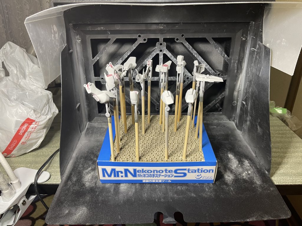 塗装はガンダムマーカーエアブラシと、シタデルカラー、ターナーのアクリルガッシュで筆塗りして仕上げてます。一年の間にいろんなキットを作る中で筆塗りもしていたので、上手いこと使い分けられたかな?