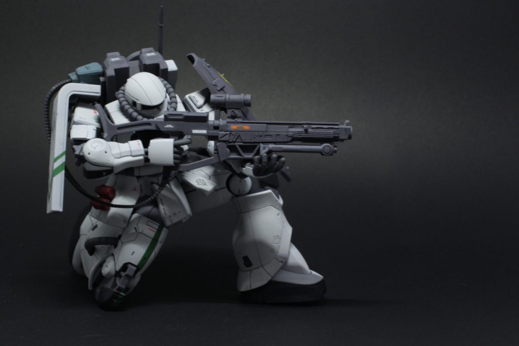 スコープは元からあるセンサーに2重で装着しているようなイメージで。実銃でもレールマウントにスコープ2重付けとかするんじゃなかったかな？にわかですけど。オリジンザクは「ザクが綺麗に膝立ちできるなんて！」と当時しこたま驚いたもんです。