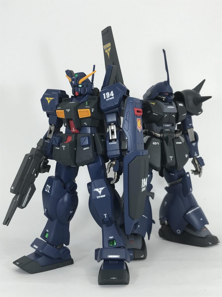 おまけその1。前回投稿のマラサイ君とのツーショット。並べて見ると、ティターンズは連邦系とジオン系両方の技術が融合している部隊なんだな〜と改めて実感しますね。