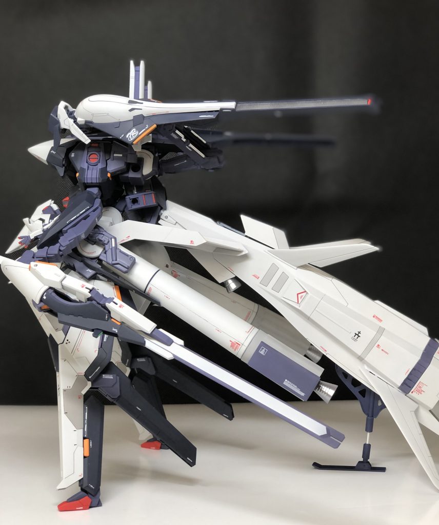 ⬆︎側面から。別売りの大型ブースターはリアスカート(?)と選択制でしたので接続部を加工して両方とも装着できるように改修しています。両サイドのプロペラントタンクは極太マッキーです。