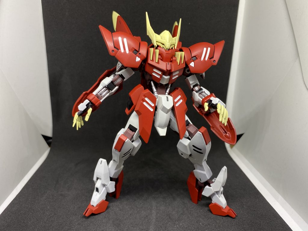 カラーはエヴァレッド、ウォームホワイト、レザーブラウン、ブロンドを使いました。エアブラシで塗装後、ガンダムマーカーやファレホなどで塗り分けを行なってます。