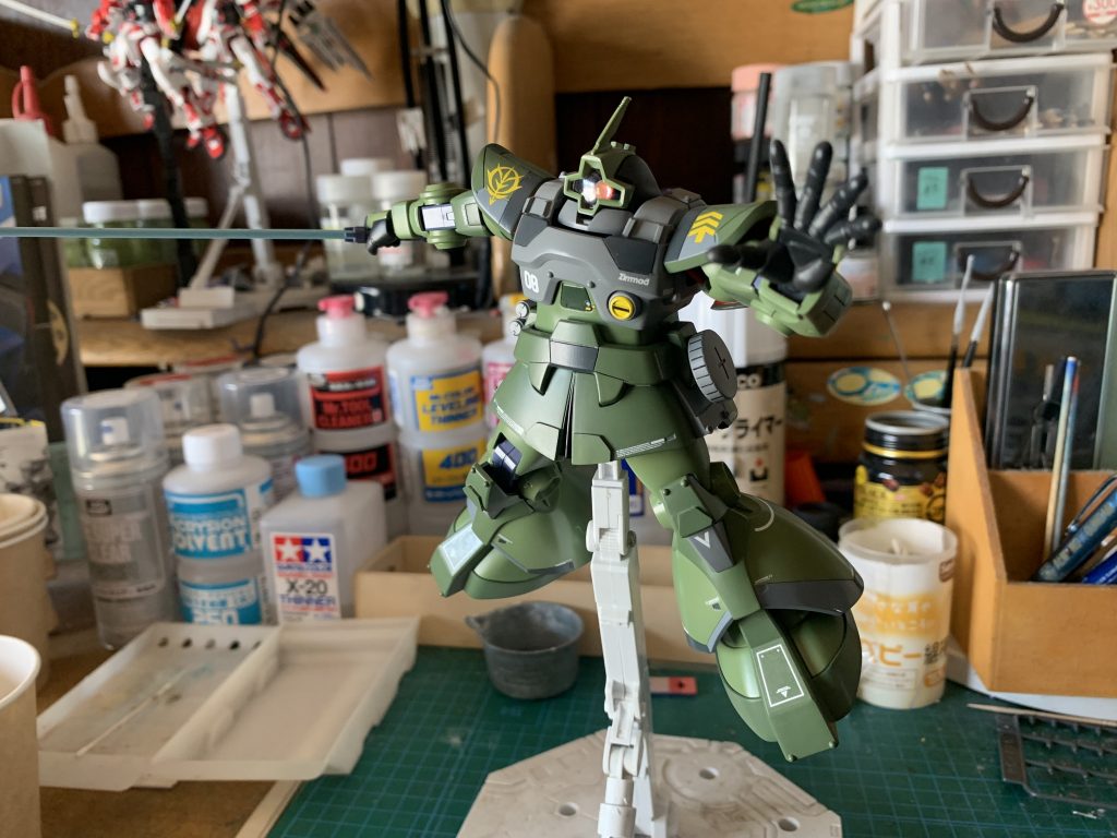 ヒートサーベルは発光しているカラーリングを塗装で再現しました