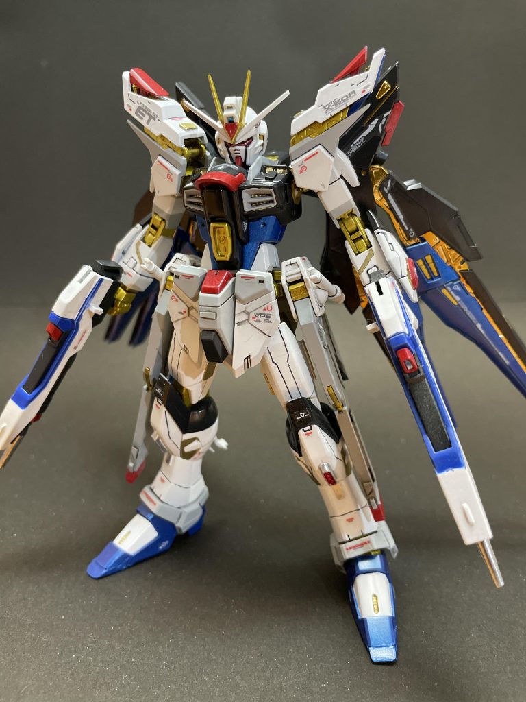 正面顔、背面ウイング、肩アーマー、フロントスカート、腰レールガンはRGを使用。後はHGCEから使用。腹部のカリドゥスはラヴファントムから拝借。