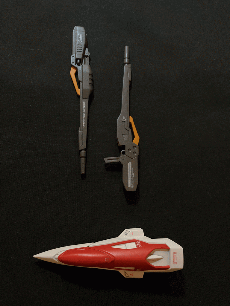 バスターライフルは形状を簡素化10mm延長し中には磁石を仕込みましたシールドのイメージはウィングガンダムのもののように二色にしてシャープ化、丸みを帯びている部分はなるべく平たんに削り込みました