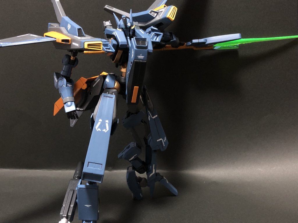 武装はロングライフルを分割したガトリングとビームジャベリン。全体的に寒色なのでオレンジの差し色をアクセントに入れてみました