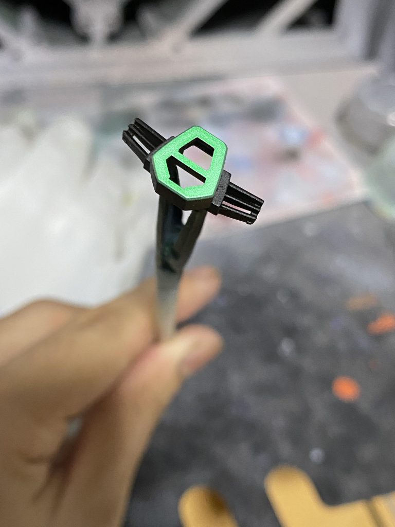 黒サフ→マスキング→シルバー→クリアグリーンで塗るとこうなります。綺麗(*´-`)しかし蛍光色の方が原作に近かった気もします。最終的につや消しを吹いたのでここはマスキングして艶を残してもよかったと思います。