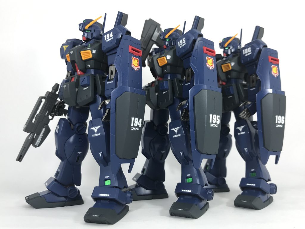 集合写真その3。恒例の機体番号の横並びショット。左肩とシールドの機体No.がカッチョe〜ですな!