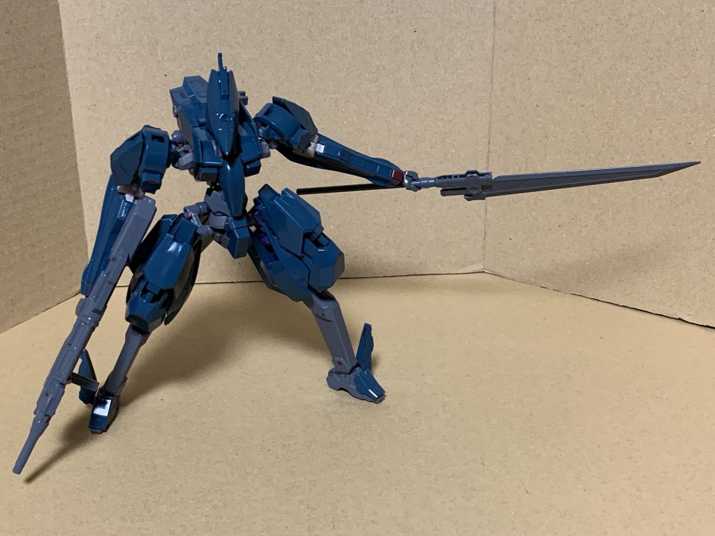 ○薙刀大型の刃に長い柄を持つ近接武器。刺突、斬撃のどちらにも使え、特にヴァローナの長い腕と相まっての斬撃は遠心力を利用する事で高い威力を誇る。