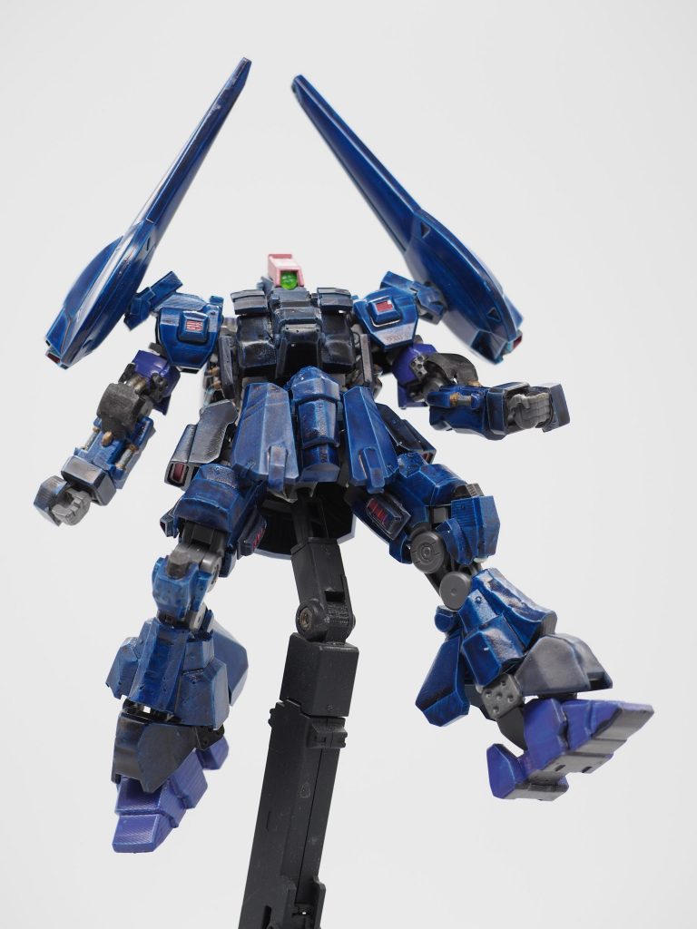 斜め下から撮影です。ほら膝関節の稼働は生きているのです。と言う図です。膝の関節は死んでいます。リックディアスの意匠を組んで、関節に配管這わせたのですが、二の腕パーツと共通にした関係で脱着の問題から、下半分隠す必要がありまして、このようになっています。