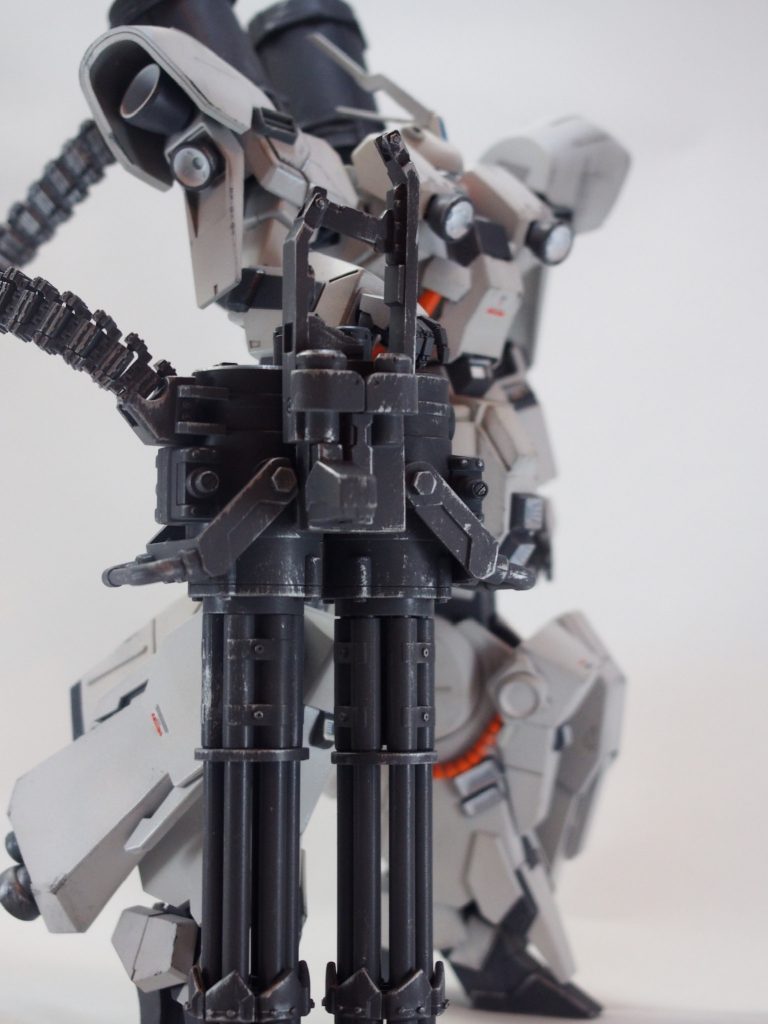 武器はガトリング2門を合体させ、背部のタンクに接続