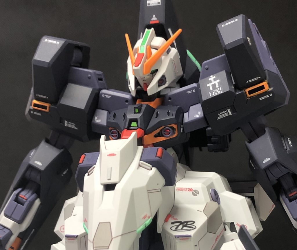 ⬆︎細部その1胸や頬のマルイチディテールは内側までしっかり色分けしています。ホビージャパン作例に準じて胸パーツにブレードアンテナとカメラを追加しています。