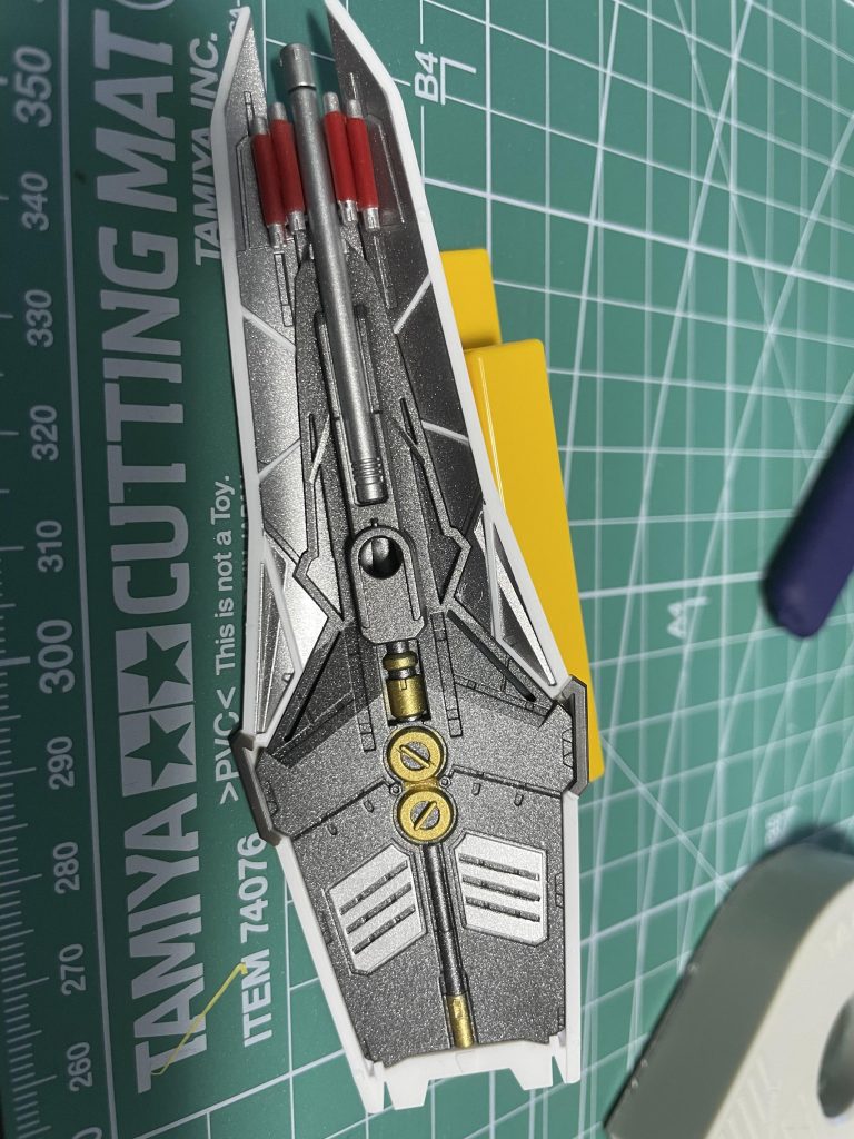 1枚マステ剥がし忘れてますが、無事に塗り分け出来てます🤣下地黒サフ→スターブライトアイアン→exシルバー+スターブライトゴールドです。