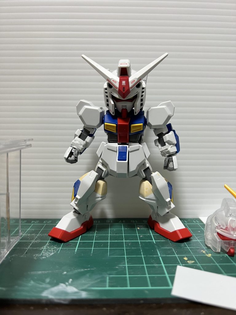 SDEXνガンダムの頭を乗せてみましたが小さ過ぎます、その後BB戦士νガンダムの頭を乗せてみたのですが今度は大き過ぎ…机の上にあったSDCSファーストガンダムの頭を使う事にしました。股関節の接続を5ミリほど上に上げ太腿を整形して開脚しやすくできる様にしました。