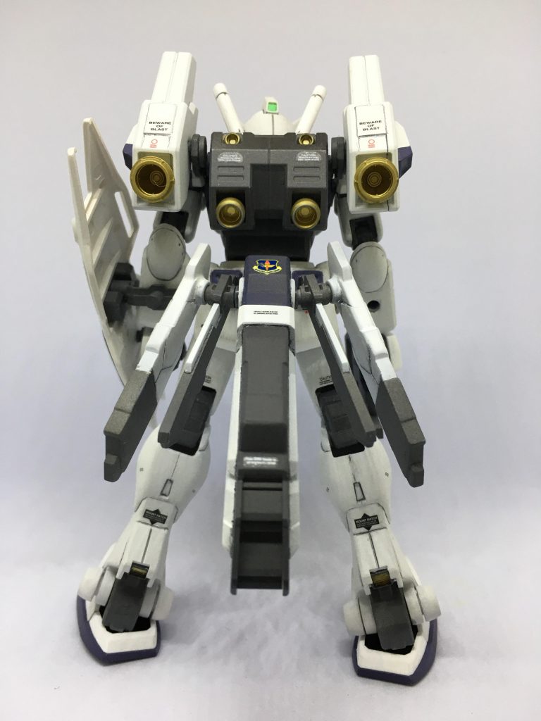 真後ろバックショット。ランドセルと腰部のハードポイントの蓋モールドは、外すと絶対に失くす!と思ったので、幸いにも旧キットジムコマのシールドが中に隙間ができる作りだったので、穴を開けたシールド裏面に収納してます!我ながらナイスアイデア!