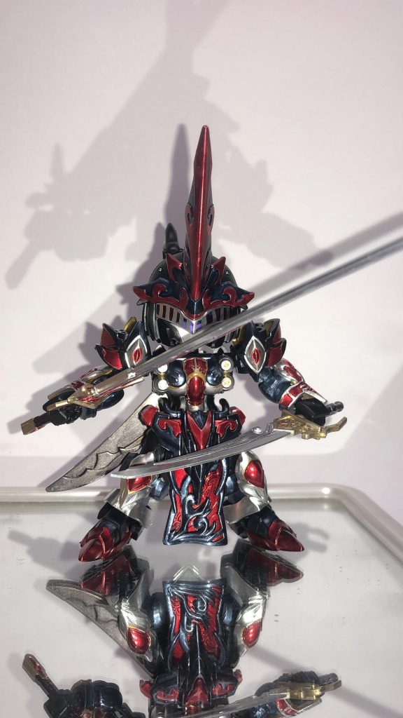 最初はバイザーくり抜いて騎士のやつにしたかったんですが割れる未来しか見えずお手軽に線だけ書きました