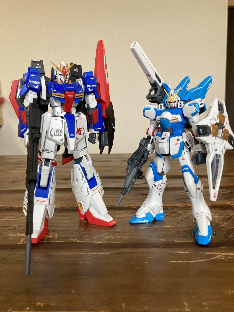ゼータとツーショット!身長差がすごいですね!ツインカメラはガンダムマーカー蛍光ピンクです。ピンクの目のガンダムが好きです!スカイブルーはスプレー、それ以外は水性ホビーカラーの筆塗りです!マジックリンが大活躍しました!小説は知らないですが、試験的装備を実戦配備風のカラーにして、V2に繋がる流れを意識してみました。しばらく量産機ばかりでしたが、前回のゼータガンダムからガンダム熱が急上昇です!セカンドVとてもカッコいいガンプラでした‼️最後までご覧頂きありがとうございました😊