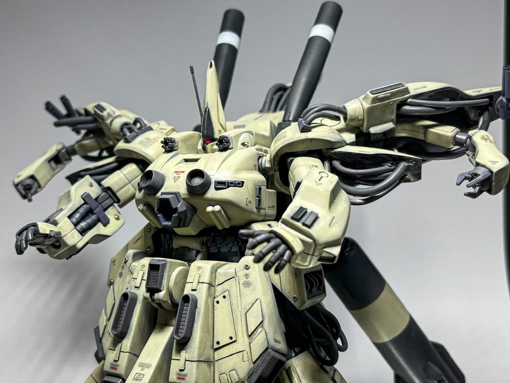ジ・Oのごつい肩に、アルパの肩アーマーをさらに重ねる無茶な構造。継ぎ目は100均のワイヤーを使ったパイピングでカムフラージュ。