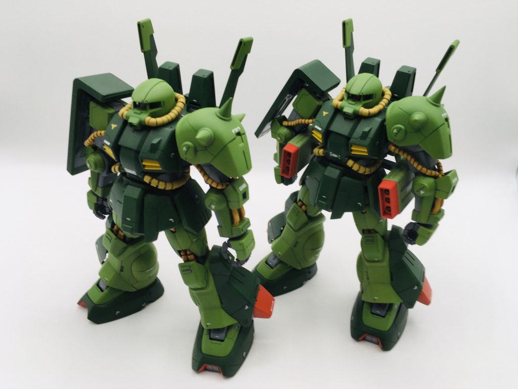 スジボリ練習中ですが、前回の百式とは違い曲面が多かったのでなかなか苦戦しました^^;このキットで頭、手首、脚部の合わせ目がすごく気になったのであとハメ加工してます（制作工程で画像上げてます）他には小規模ですが、プラ板でディテールの追加などしてます。カラーは淡い感じにしようか思いましたが、最終的にパッケージに近い色にしました。クレオスMr.カラー明るいグリーン→ C135 ロシアングリーン1暗いグリーン→ C124 暗緑色（三菱系）赤→ C79 シャインレッドパイプ→C39 ダークイエロー内部フレーム→ ガイアノーツ　メカサフヘビーバーニャ→クレオス EXアイスシルバー 