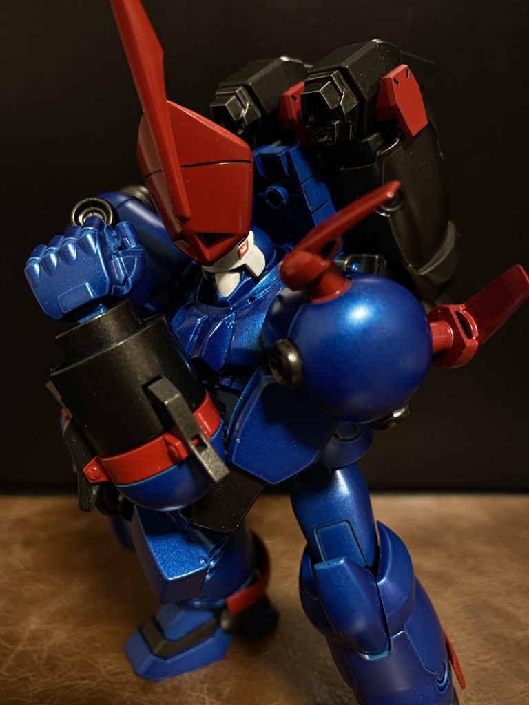 　ゼプツェンの左肩部には、堅固な本機をより堅固にする防御フィールドを発生させる機構が搭載されている。出力の上下により、広範囲に防御フィールドを展開すること可能。これにより、チームの脳筋野郎どもを「防御」することができる。なお、防御フィールド展開時に出力の高い砲撃は出来ない。