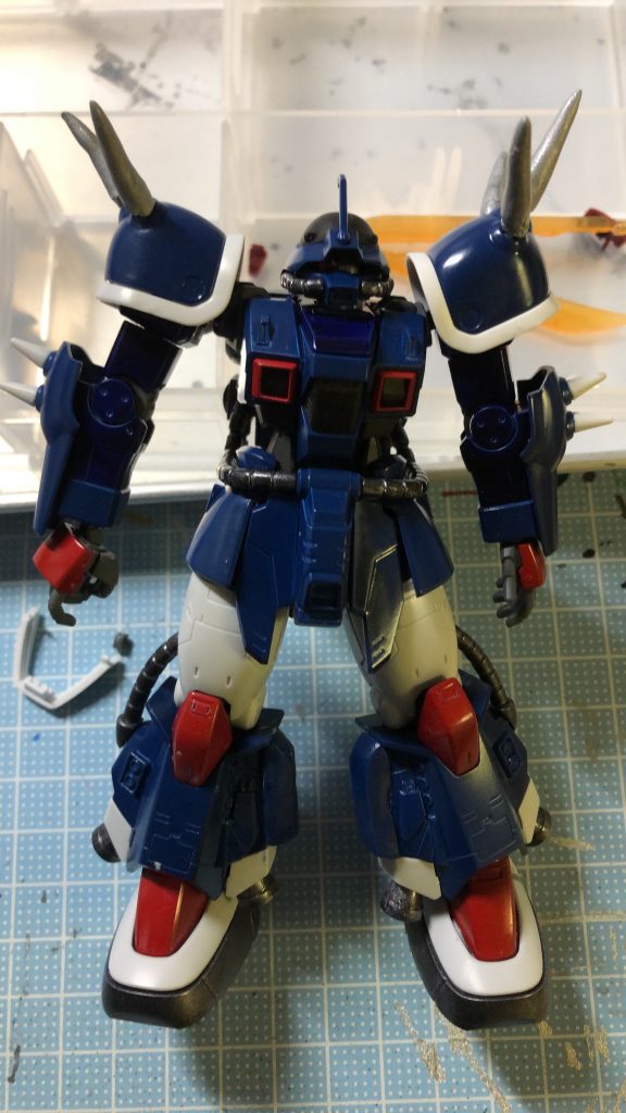 デカール貼る前、トゲはパテで延長しました