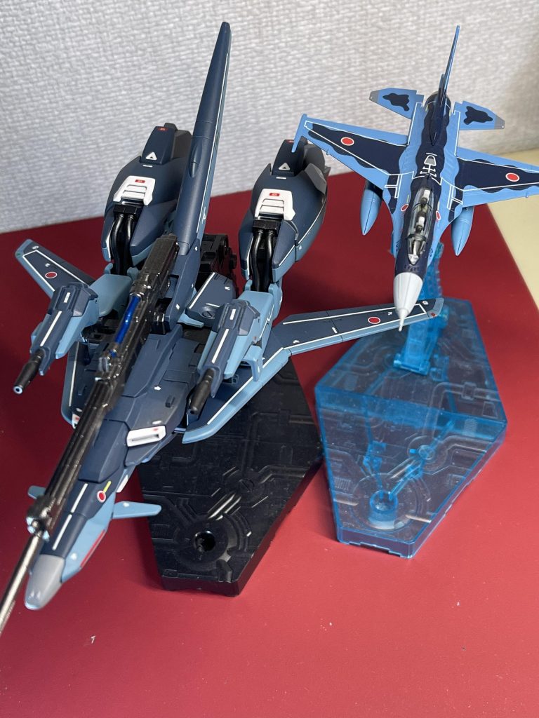 色味が若干F2とは違いますが、落ち着いた雰囲気が出て夜間行動に向いていると解釈し気に入っていますホワイトラインは、サンコーマークさんのラインステッカーを使用日の丸はプラッツの1/144 F2から拝借し、コーションはガンダムデカールをそれなりに配置航空機らしくするため左右灯も塗装シルバーを吹いてからガンダム マーカーのグリーンとレッドを筆塗りしています
