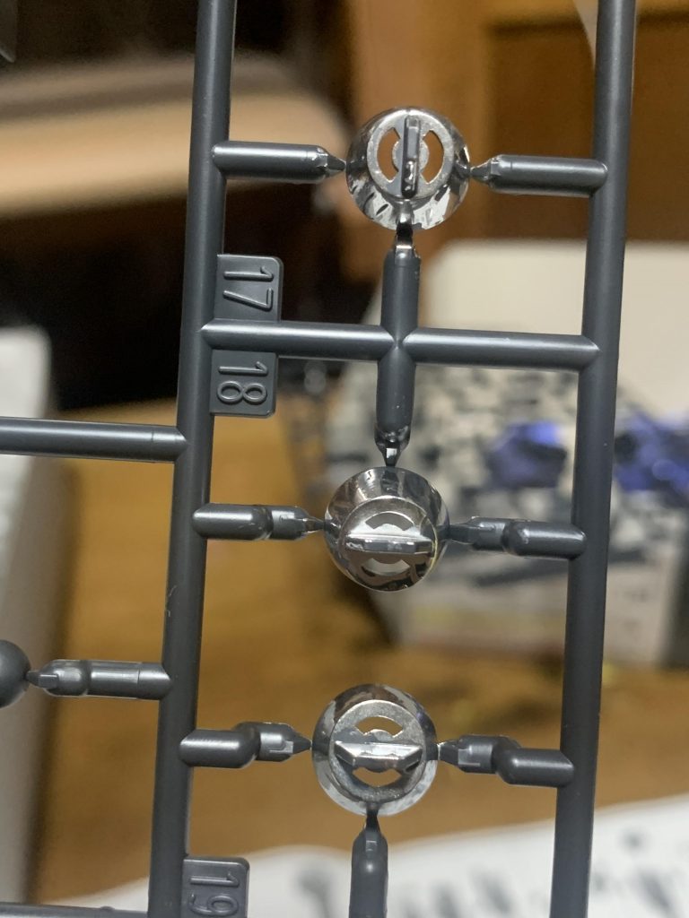 バーニアをメッキシルバーでランナー塗装した所