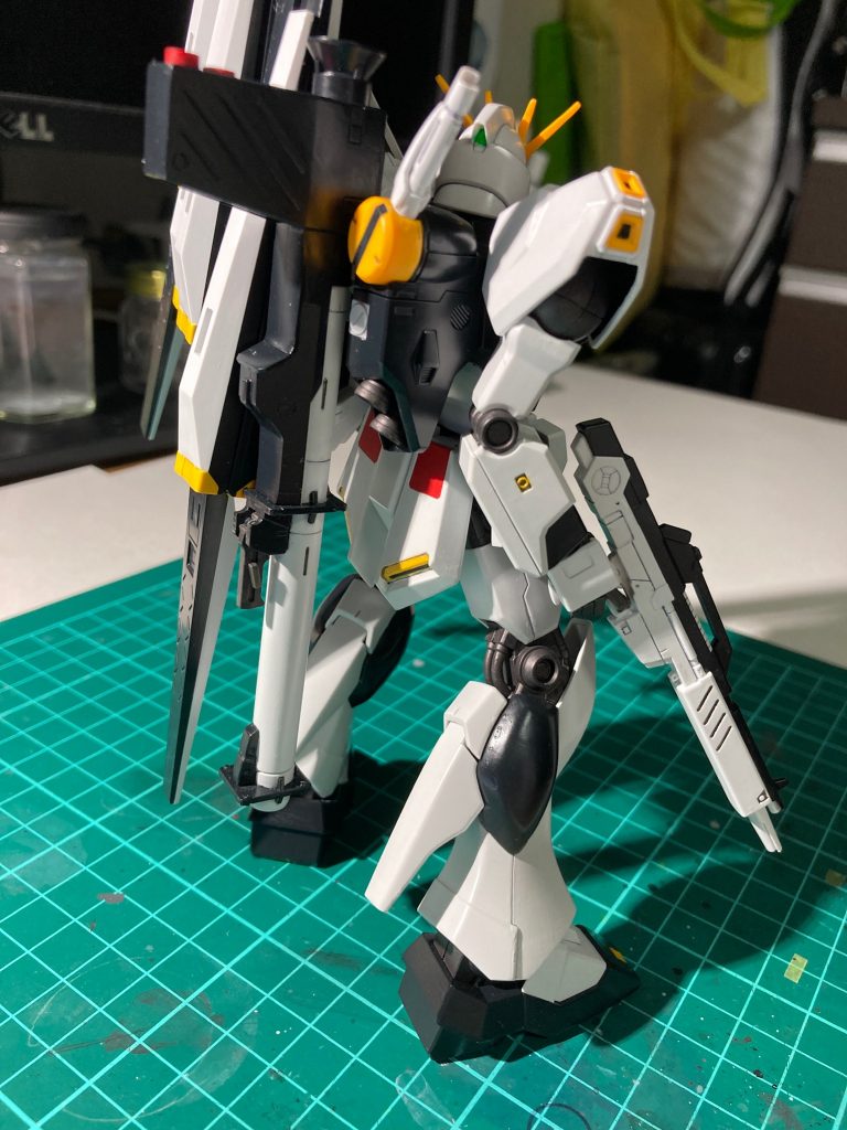 合わせ目がビームライフルとバズーカーの一部分くらいしか出ないもんですから、最近のガンプラって凄いなーと思ってたんですが、逆シャアのHGキットがやや特別だったんだなと後に判る事に。とにかく初心者には優しくて助かりました。