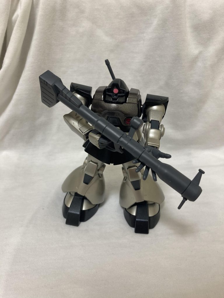 バズーカは本来のものよりも暗めのマッドな色合いで仕上げてみました。電飾を武器類に組み込む方法が分かりませんが、バズを光らせてみるのも面白そう。