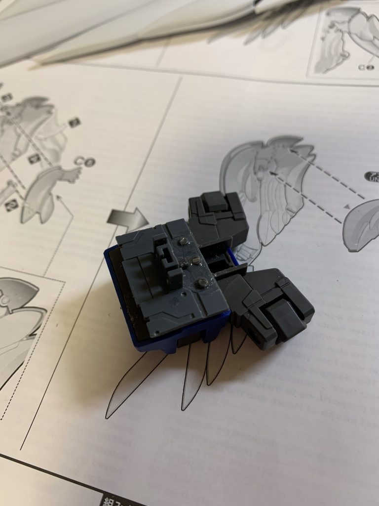 ピンバイスで穴開けてからランナーぶっ刺してます。非常に適当で簡単なのでぜひ試して見てください