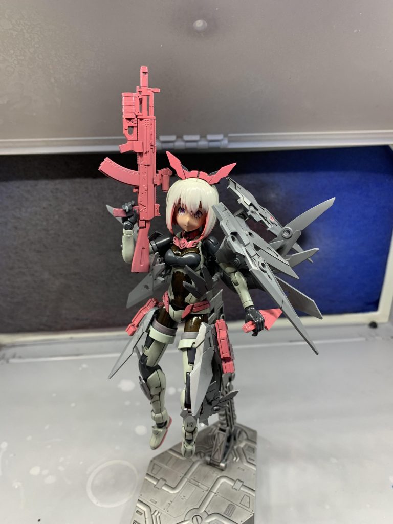 髪の毛をインナーカラーにし、太もも、胸部など肌が見える部分はグラデーションを行い、艶を出すことにより、タイツ感を出しています。