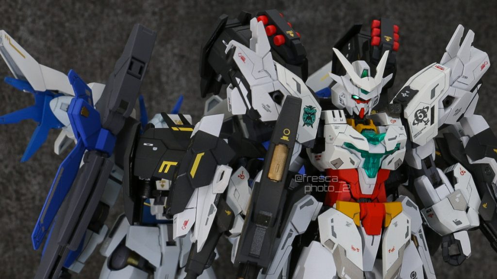 過去作のメビウスと背中合わせで。デカールはビルドダイバーズシリーズは勿論の事、RGデスティニー、ゼータ、Mk-IIの物をメインで使用。ラインデカールはいつも通りパーツに合わせる為切って角度を変えています。赤の一部は数ヶ月前にHJさんのRT企画で頂いたモデラーズデカール、金はメガミデバイスのランチャーに付属していたデカールです。