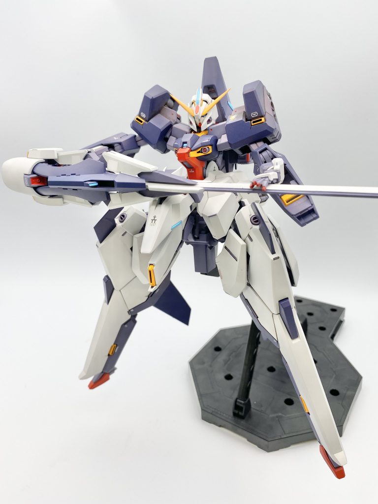 また、AOZのイラストではよく全身が赤紫掛かった独特の色彩になっている事があります。今回それを再現すべく、全身をパール仕上げとしました。パール塗料を使うのはほぼ初めてでしたが、中々思い通りの偏光具合になったかと思います。