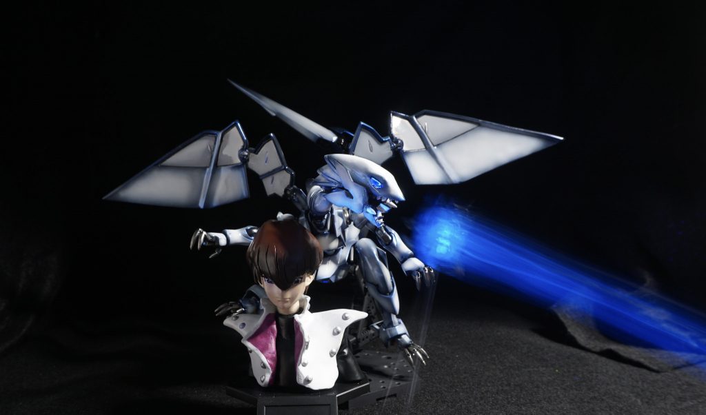 シャッタースピードを下げてミライト仕込みのエフェクトパーツをそれっぽい角度とスピードで移動して滅びのバーストストリームを加工なしで再現よく見ると透明プラ棒が写ってます