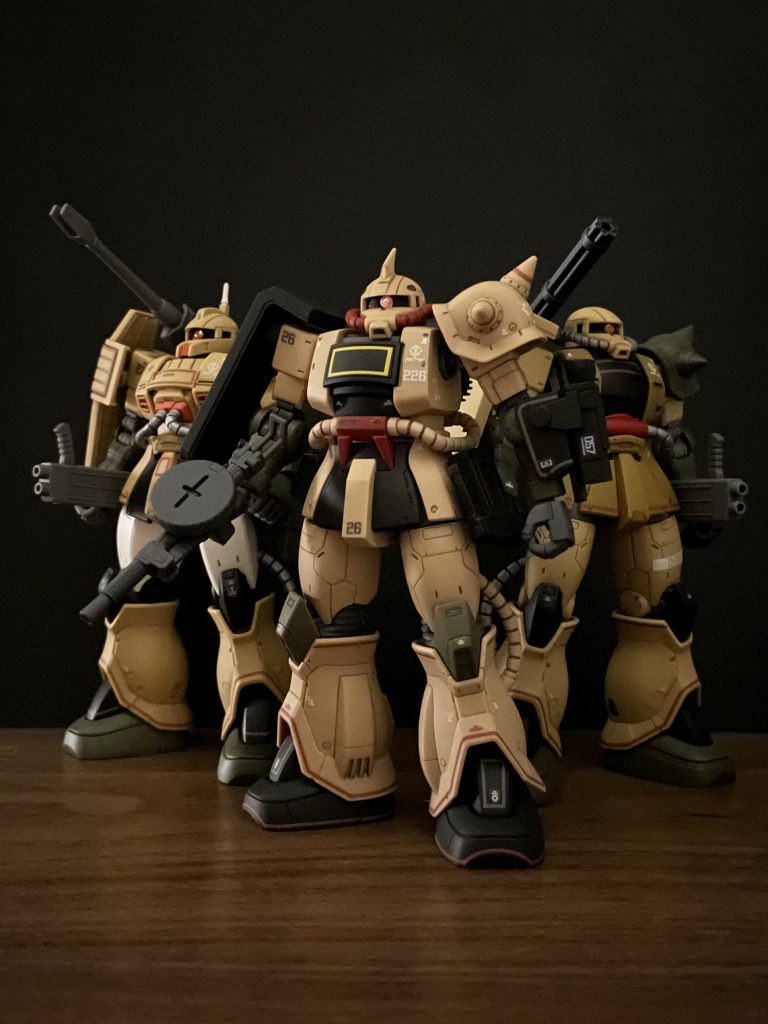 デザートカラーのザク達。