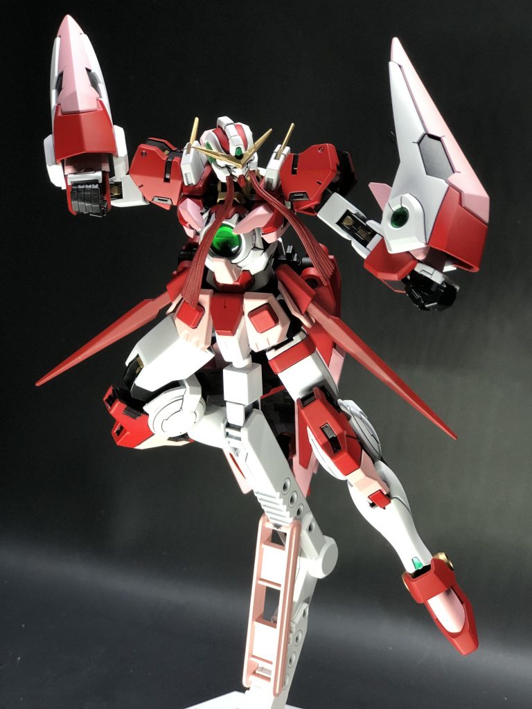 GNナックル今回は戦場を舞い踊る機体をイメージしたので超近接特化武装となっております