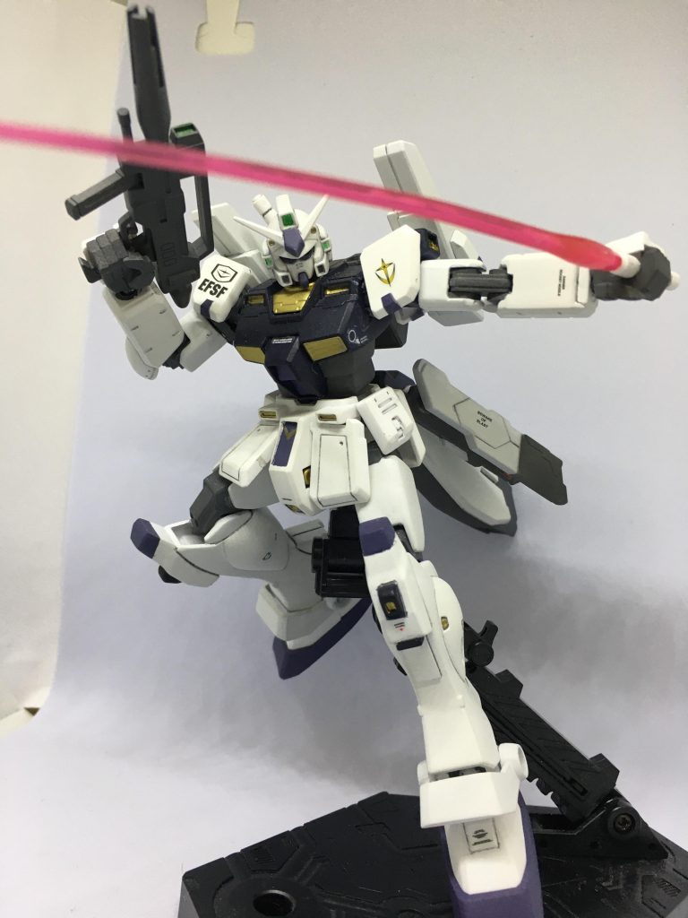 ビームサーベル抜刀!ボディが白、藍色、紫と暗めなので、ビームサーベルのクリアカラーが映えてお気に入りの一枚になりました!\(//∇//)\