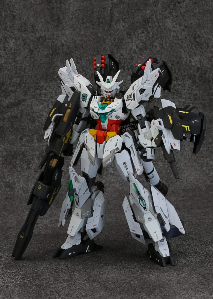 フロント。今回初めて裏打ち(と呼ぶには稚拙ですが)にチャレンジしました。プラ板は使わずガンプラを切削して取り付けたものの、裏をメインとした写真は撮っていません。内太ももにユーラヴェンのセンサーがありますが、センサー機能はオミットしてスラスターとして使用する体(てい)です。ポン付ではなく改造して両側とも接続可能にしました。