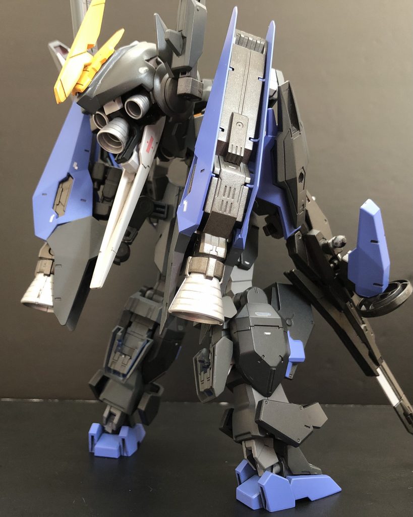 SD→リアルの変形で1番ネックになるのがSD頭。今回は如何にリアルモードに馴染ませて「頭感」を消すかに全集中。閃きの呼吸で騎士ユニコーンの兜ならバイザーが稼働してSD頭の面積減らさそう。ってことでユニコーン兜を採用。兜のバイザー稼働やビームカノン、バーニアを付け、「頭感」を軽減することができました。