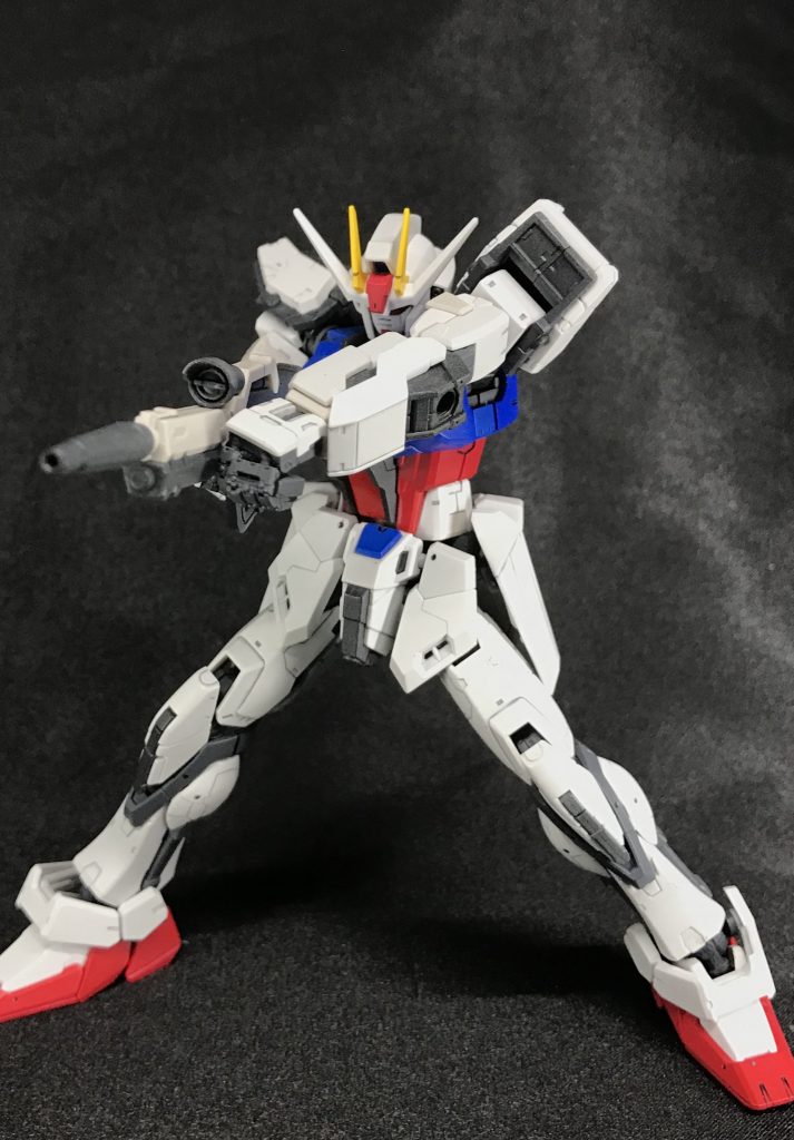 ちなみに、制作代行を生業としている方から一つアドバイスを頂きまして。ヤスリの事に関してなんですが、私は今まで400番からスタートして大体600、800番ぐらいまでかけていたんですが400番までかけたらサフを吹けば大丈夫っと言われました。 これ結構意外でして、こだわる人こそ1000番ぐらいまでかけるのかな？っと思っていたんですが、ヒケやゲート処理や合わせ目消しを目的とするならば400番で充分なんですね☝🏻(時短にもなるとの事！)かつ、円を描くようにヤスリがけをすると表面のキズは目視だと全く目立たなくなると言われ、実践してみるとたしかに400番でもツルツルになりました✨あとはサフを吹けば表面はしっかりと綺麗になっていたので、これは良い事を教えて頂いたなと☺️