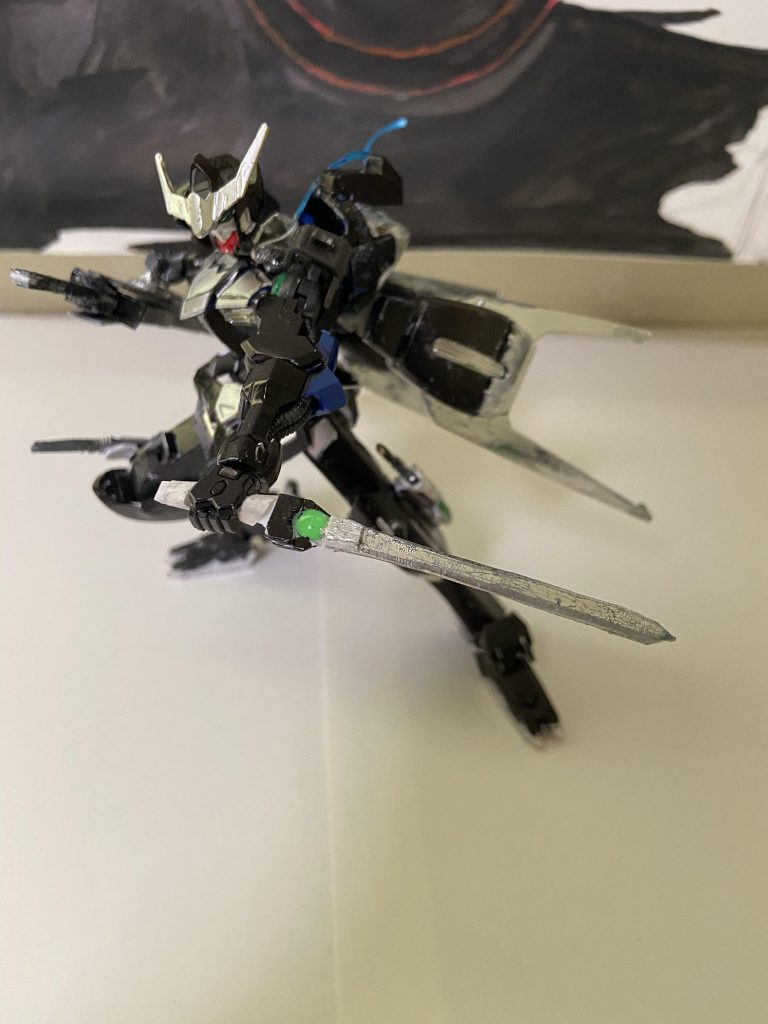 GN忍者刀七刀の頃に作った忍者刀のデザインを元に再設計した刀長刀が使えない狭い空間などで用いられる副兵装でこちらも鍔にコンデンサーが取り付けられているため粒子のチャージが可能、その他にも足にナイフが取り付けられている。