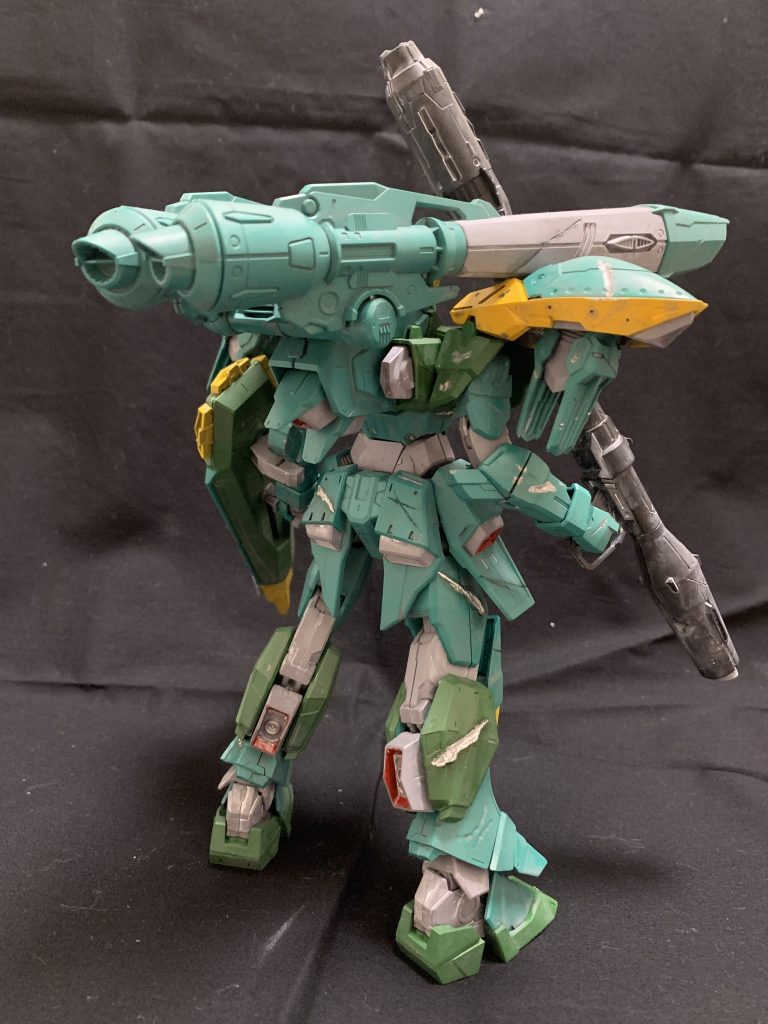 先にハンダゴテやデザインナイフとけがき針などで傷を作りシルバーサフ→カラー→エナメル塗料と墨入れで着色→ウェザリングの流れ