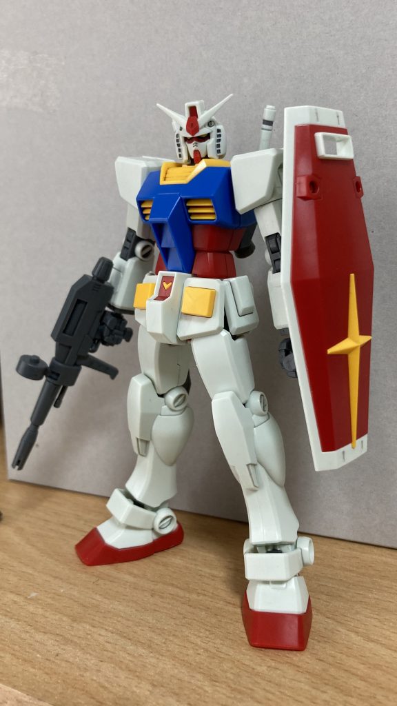 塗装、墨入れをしながら各パーツのすり合わせ中自分の中で好みのガンダムを作れて思わず何枚も写真を撮っていましたこの時はビームサーベルはEGの物でしたが、後々なんか違和感が強くてやめました