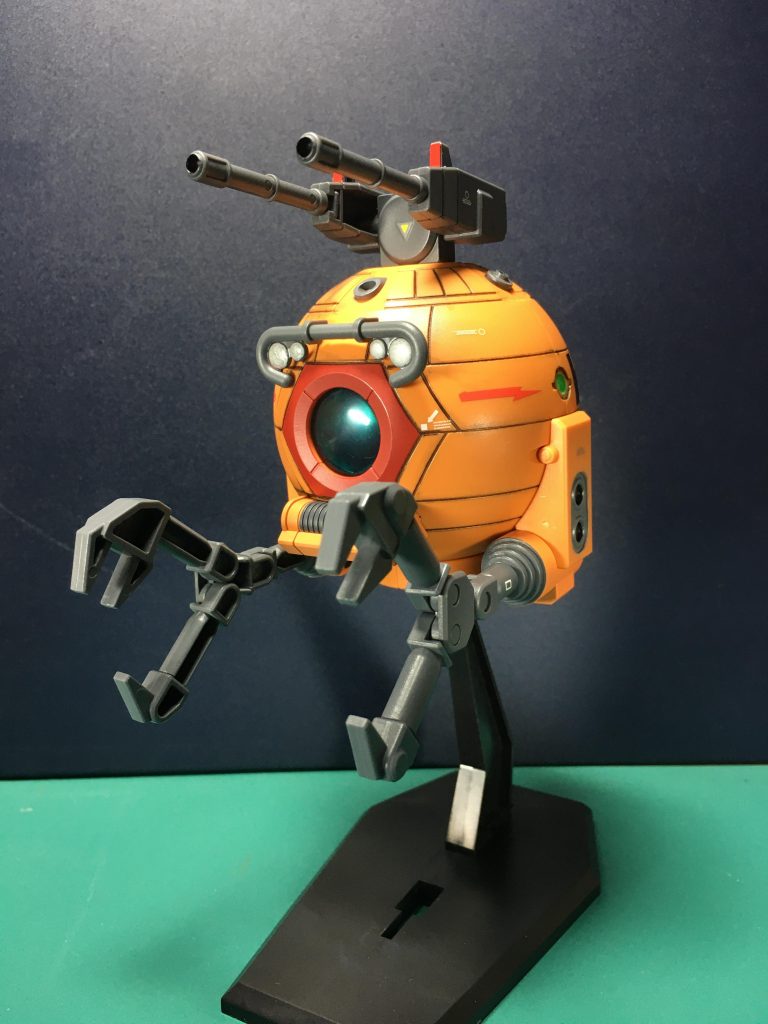 第1弾に戻って「第08MS小隊」初出のボールK型。上部砲塔が2門装備になっている他コクピット下部にウインチユニットがつきます。左右のアームとウインチユニットはグレーのパーツにオレンジで塗装しているせいかピンがきつすぎてそのままでははまりません。ナイフで削りましょう。砲口は埋まってるので3mmピンバイスで開口。 第1弾は通常ボールがナンバリング違いで01~03までの3種、K型、そして「MSV」初出のプロトタイプボールの全5種です。