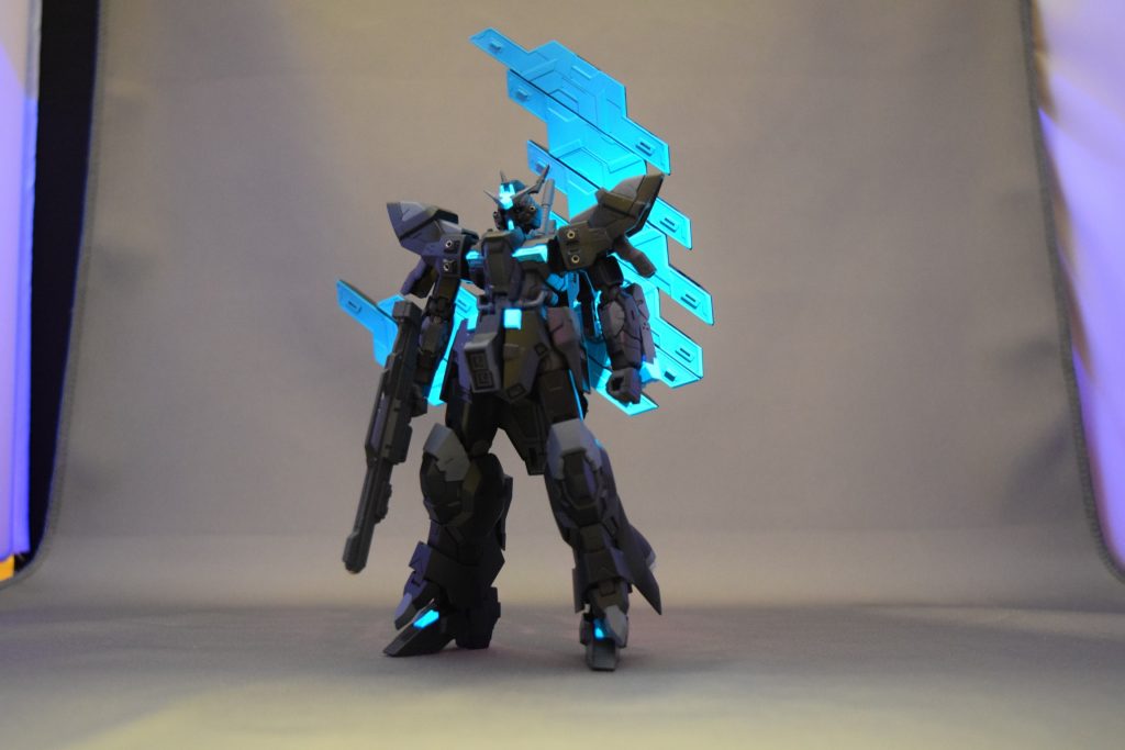 ブラックライトで輝くようにしています。