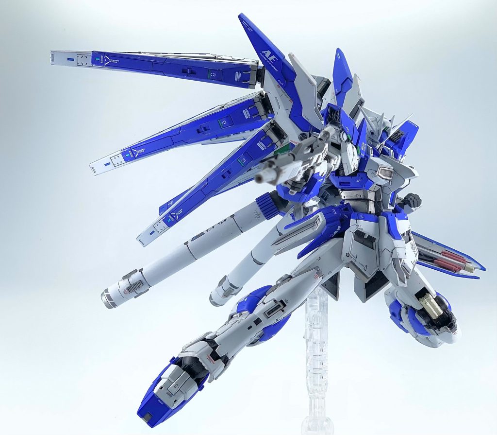 ファンネルはRGのものをヴレイブの翼の様なイメージを再現して接着しました。まだまだ基本工作が甘い部分が多々ありますが、ヒロイックなシルエットがお気に入りの作品にすることが出来ました^ ^