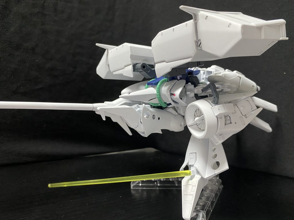 足裏からビームサーベル発振できるようにしました。ハンブラビのサーベル色と合わせて黄色にしたのはちょっとしたこだわり。