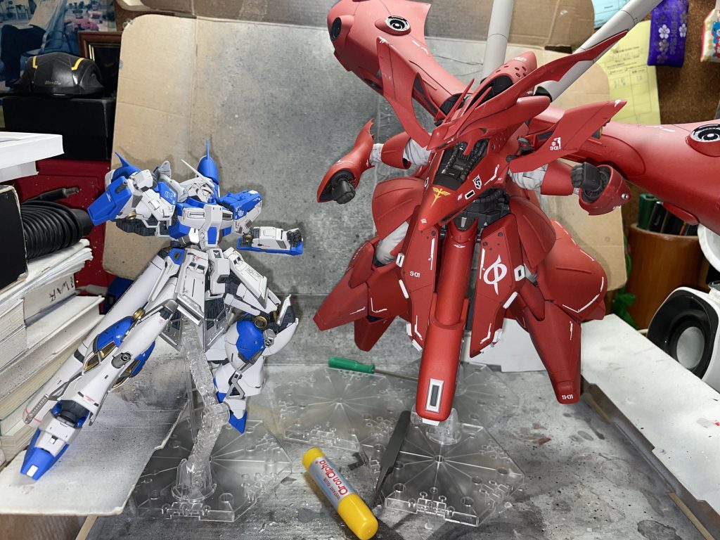 なぐりあい宇宙。今回は元々アクリル系のMr.カラー塗料でメタリック塗装をする予定でしたが、部屋を片付けるときにタミヤのラッカー塗料が見つかって使ってみたら、予想以上の効果が出ました。アクリルよりラッカー塗料の方が発色がいいのは本当のようです。今後は塗料を買うとき、種類に気を使わなければならないですね。