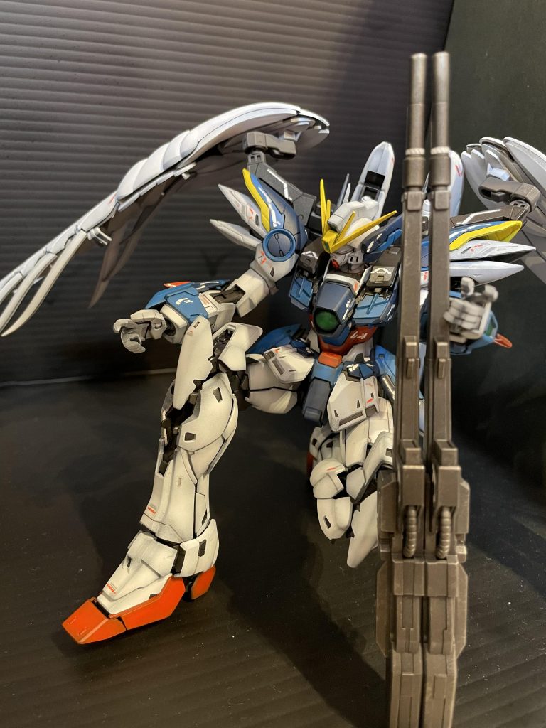 初めてのマスターグレードの箱を開けた時はパーツ数の多さにこんな感じで折れてました。笑